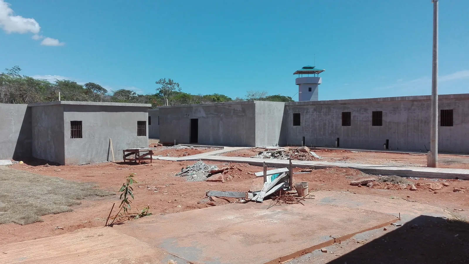 Vista exterior de dos edificios en fase avanzada dentro del complejo de la nueva cárcel de Chiriquí