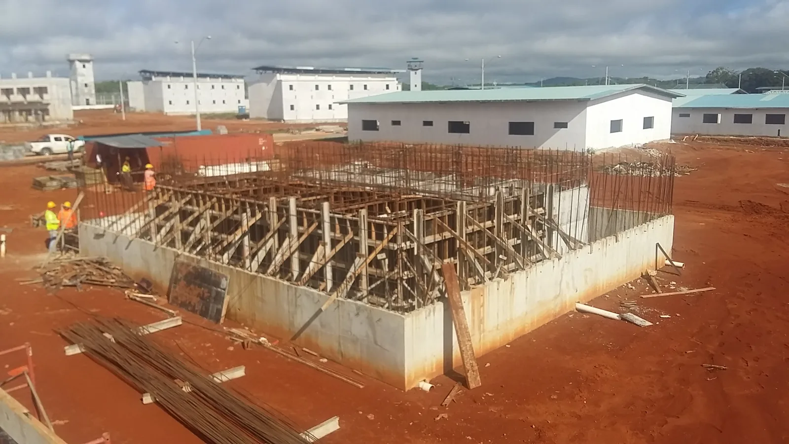Estructura de concreto y formaleta en ejecución en tres edificios del complejo de la nueva cárcel de Chiriquí