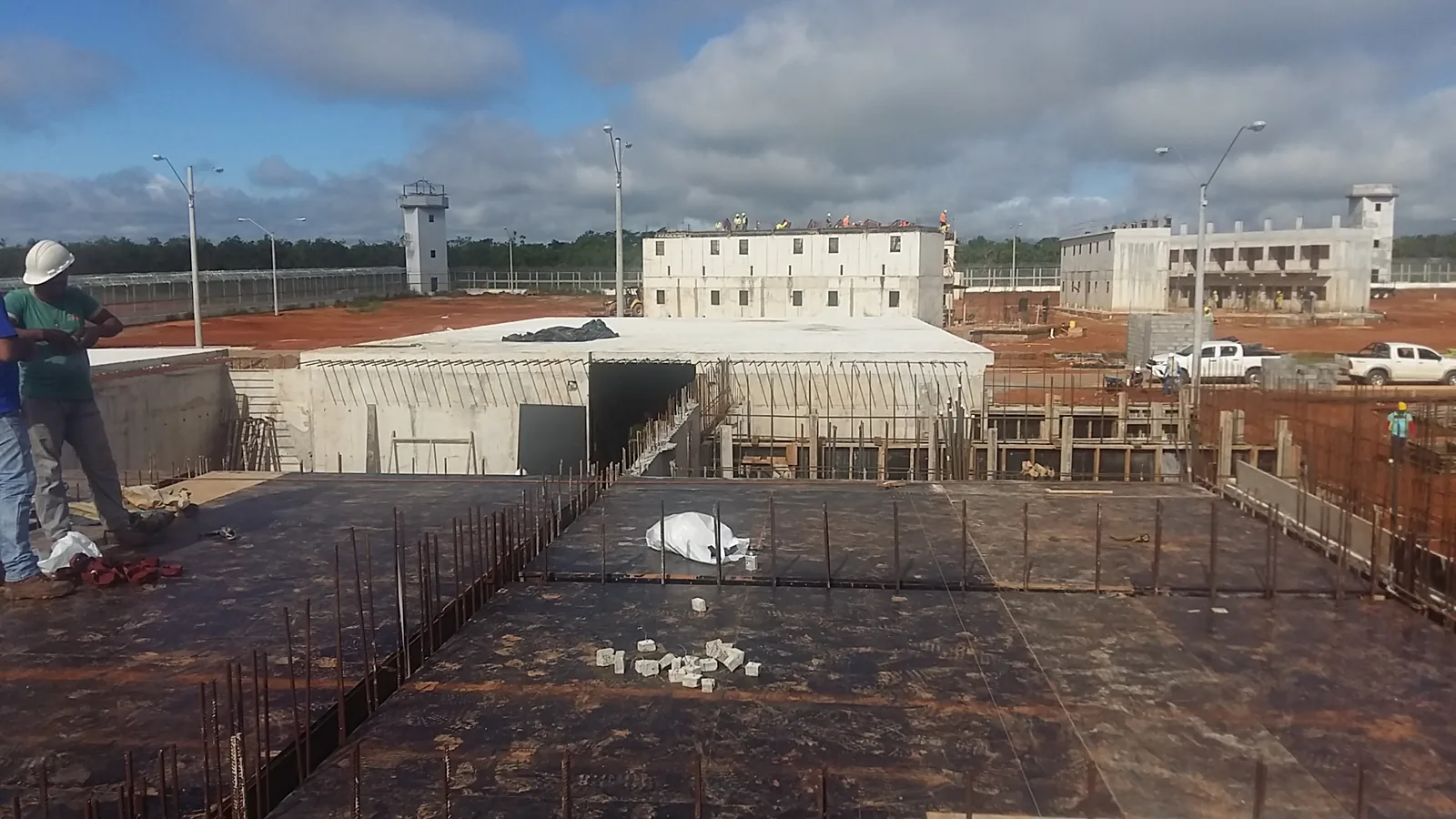 Personal, acero y preparación de losa durante la ejecución de edificios en la nueva cárcel de Chiriquí