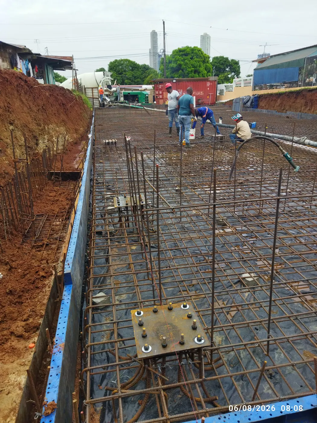 Armado de acero e instalaciones bajo losa durante la ejecución de PH Ciudad Radial