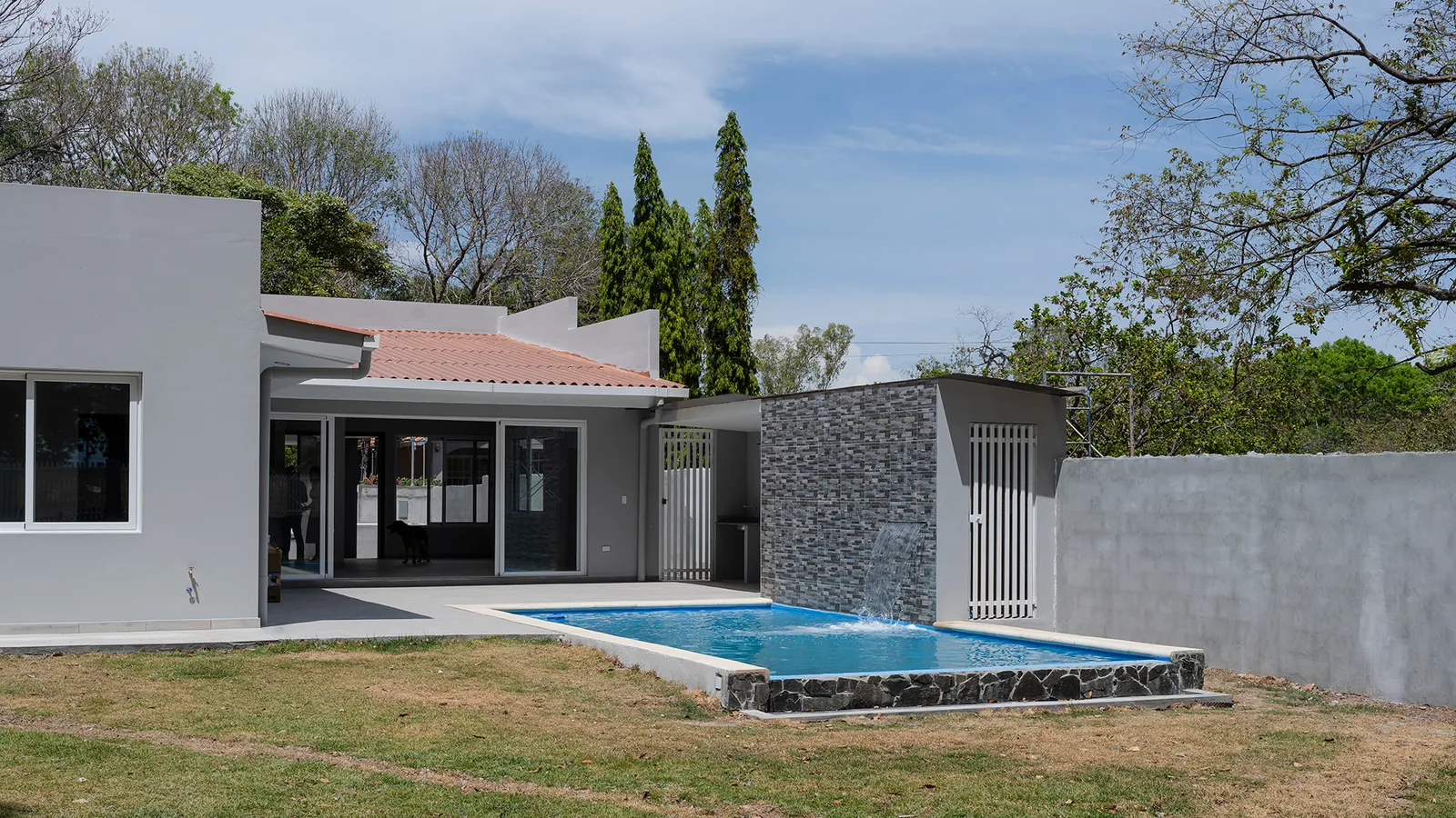 Vivienda unifamiliar terminada con piscina en Coronado