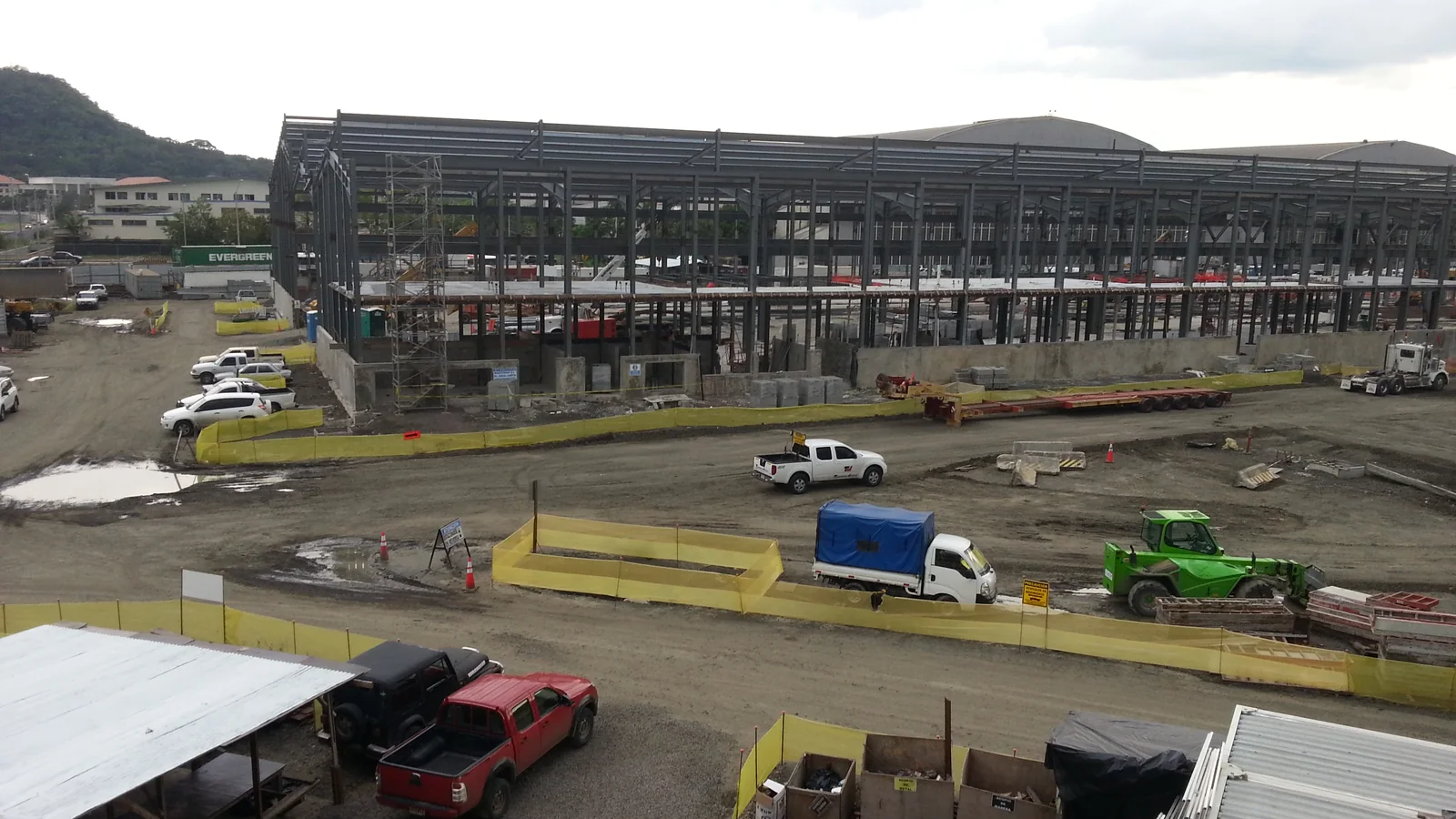 Vista contextual de los talleres centrales y vías de la Línea 1 del Metro de Panamá durante la construcción
