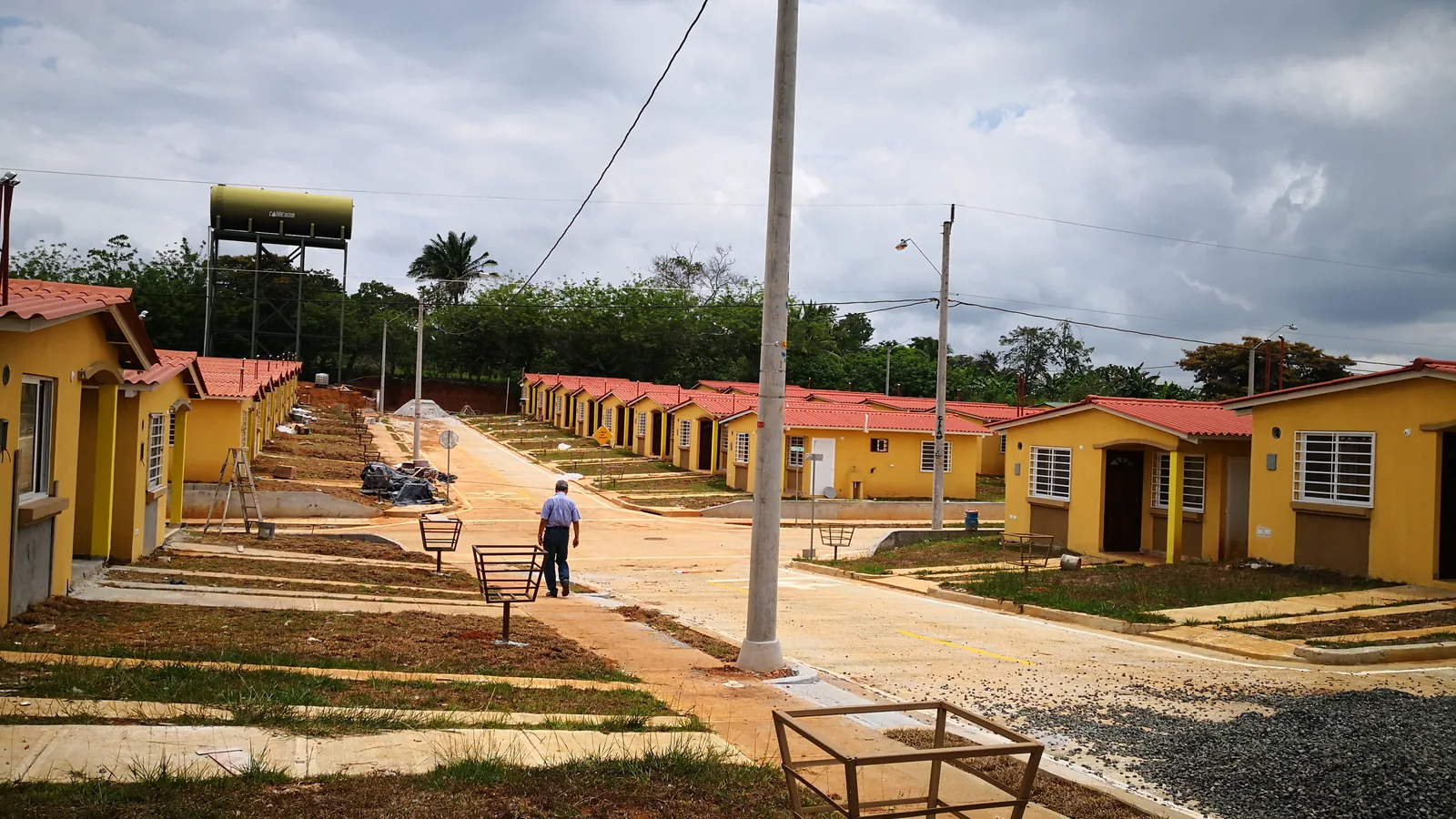 Vialidad de concreto, infraestructura urbana y viviendas en ejecución en Los Naranjos del Espino