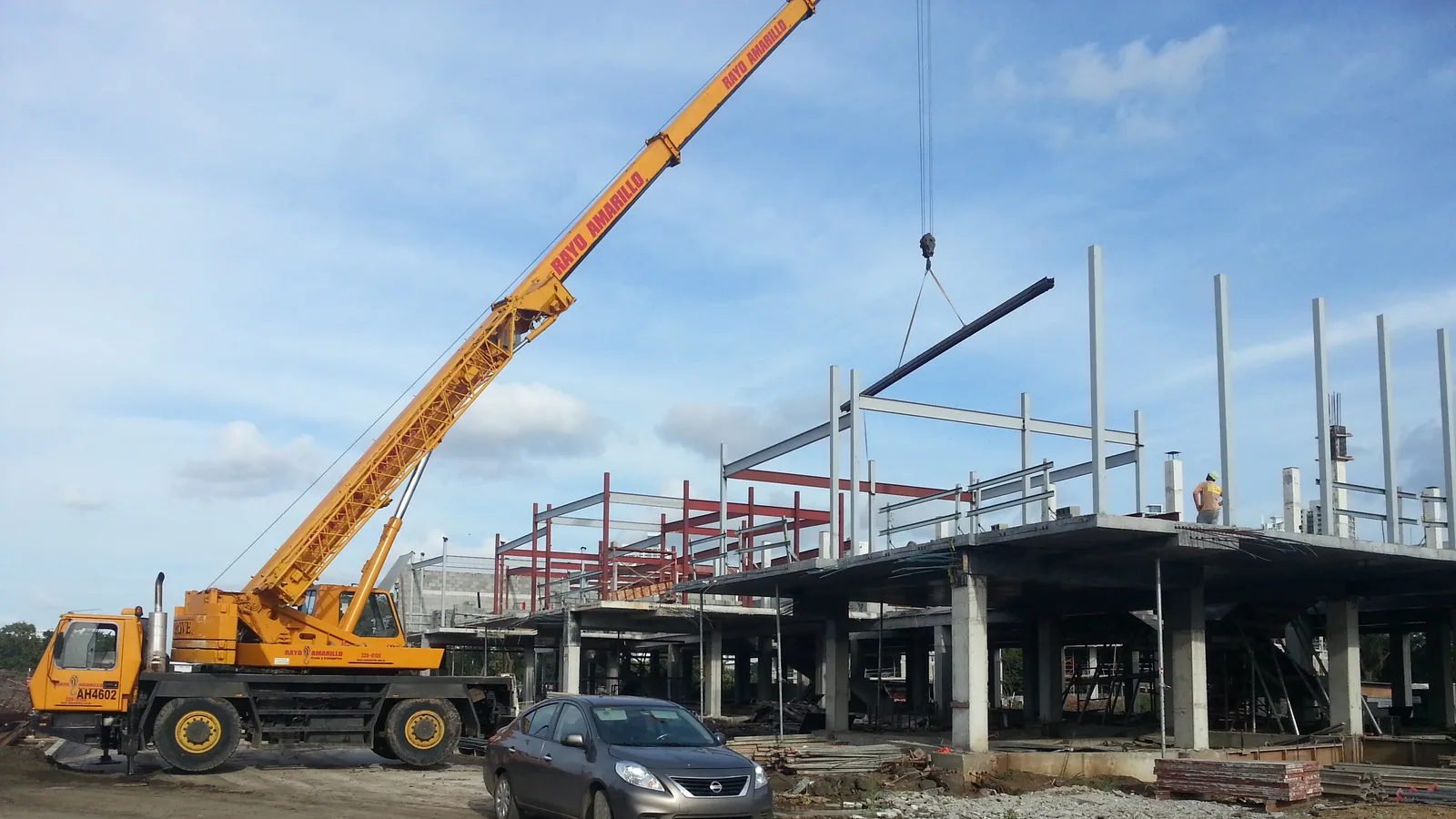 Grúa durante el montaje de estructura metálica en las galeras de Panamá Viejo Business Centre