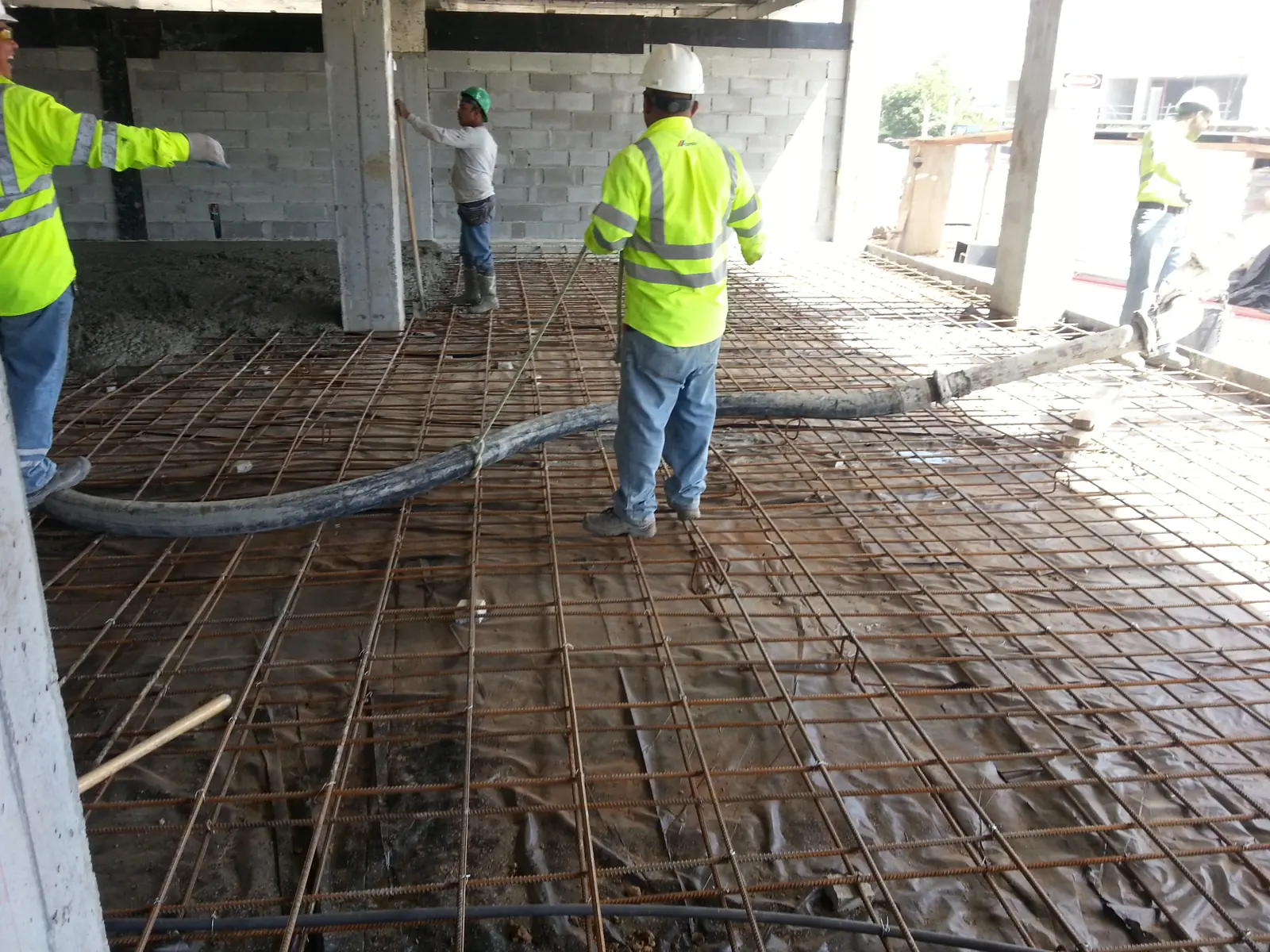 Cuadrilla en obra durante la preparación y refuerzo de una losa en Panamá Viejo Business Centre