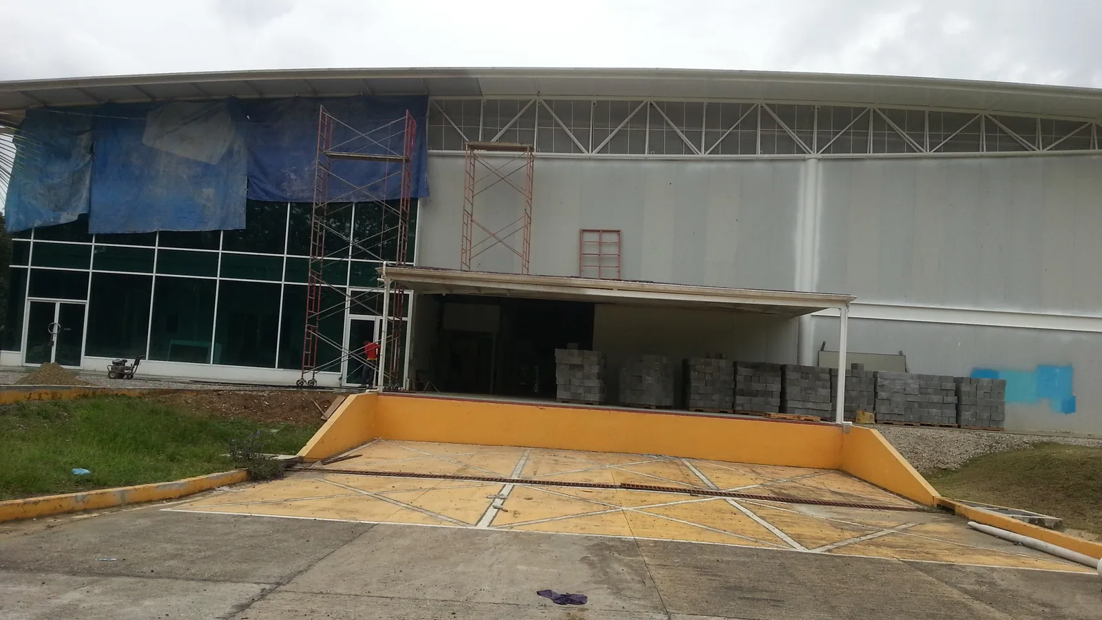 Vista exterior de la nave industrial de la planta embotelladora de agua natural durante su ejecución