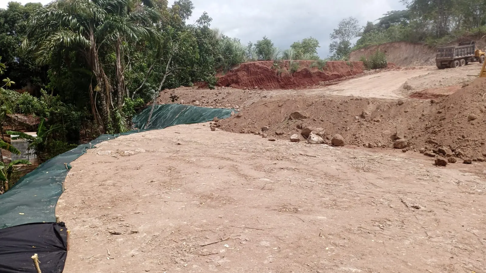 Protección de talud, vialidad en formación y movimiento de tierra en El Roble de Arraiján II